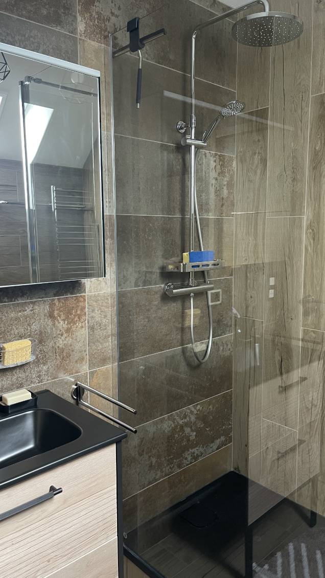 Douche moderne avec vasque noire réalisée par Promex