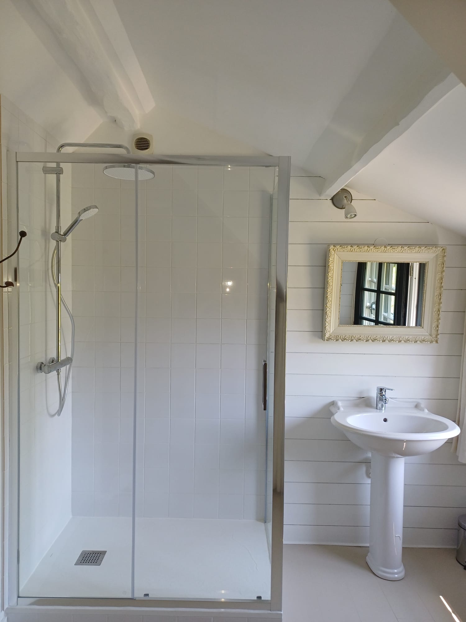 Douche et lavabo installés par Promex