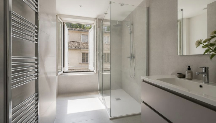 Salle de bains lumineuse réalisée par Promex