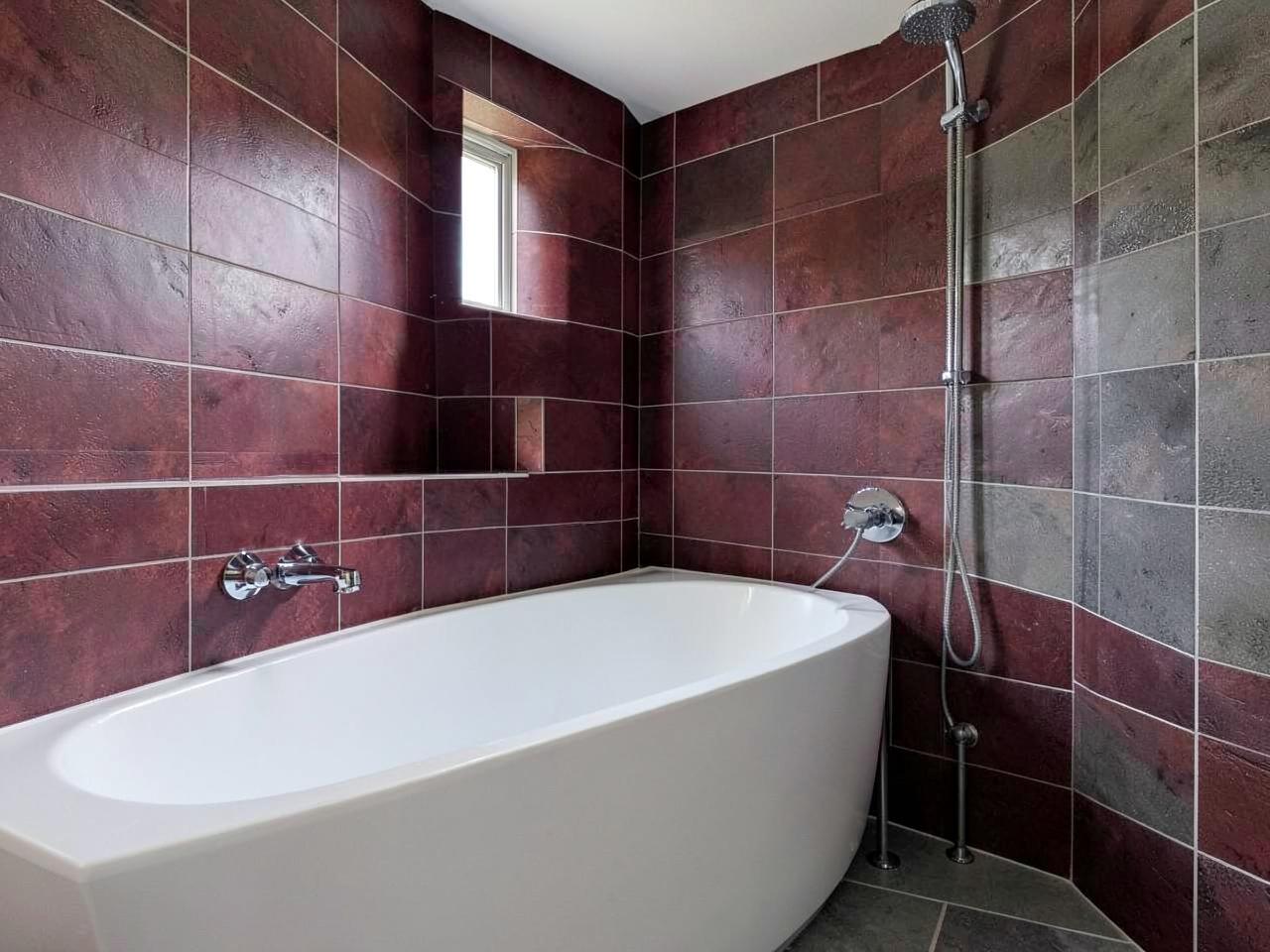 Salle de bain rénovée avec baignoire